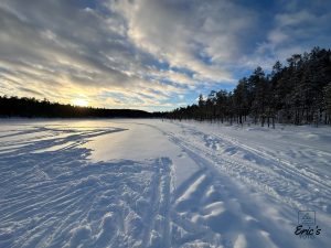 Langlaufsporen in de sneeuw