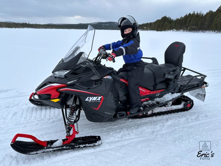 Jasmijn op een sneeuwscooter