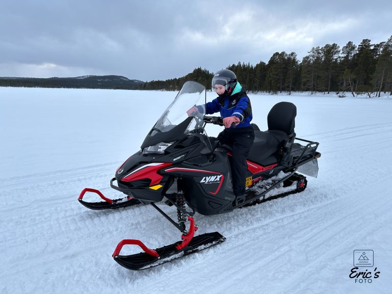 Eline op een sneeuwscooter